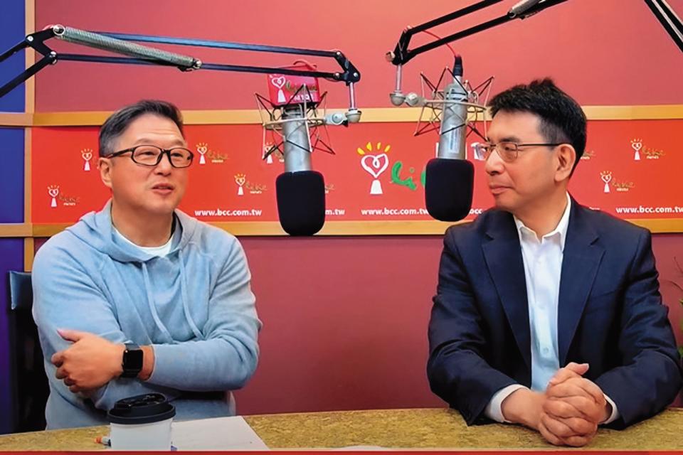 劉寶傑（右）去年曾上王偉忠（左）廣播節目，分享自己24年前長腫瘤開刀過往。（翻攝自中廣流行網 Youtube）