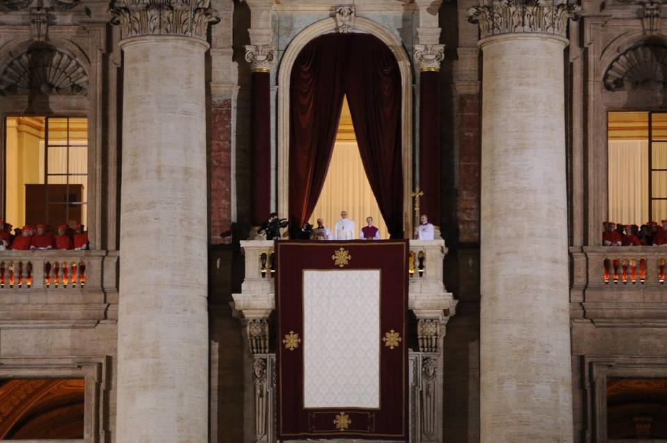 El papa Francisco se asoma para saludar a la gente presente en la plaza de San Pedro. Wikimedia Commons