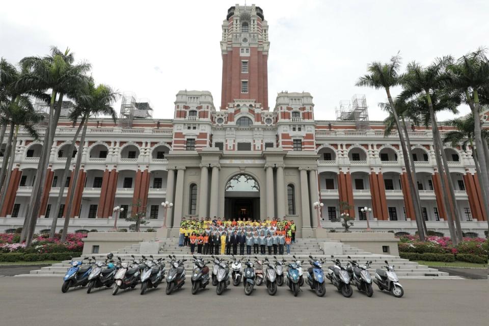  不老騎士環島抵達總統府。 圖：總統府提供 