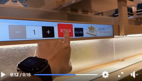 螢幕顯示的壽司會慢慢前進，像是走馬燈一樣，要點餐的話直接按圖片，畫面就會跳出點餐的紅色按鈕，確認後即完成點餐。（圖／翻攝自視網膜 Retina臉書）