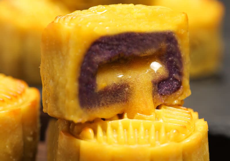 ▲紫薯流心月餅咬下的同時，可以感受到汩汩流出奶黃流心內餡。（圖／台北晶華酒店）