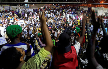 Sudanese protesters attend a demonstration along the streets of Khartoum, Sudan May 22, 2019. REUTERS/Mohamed Nureldin Abdallah