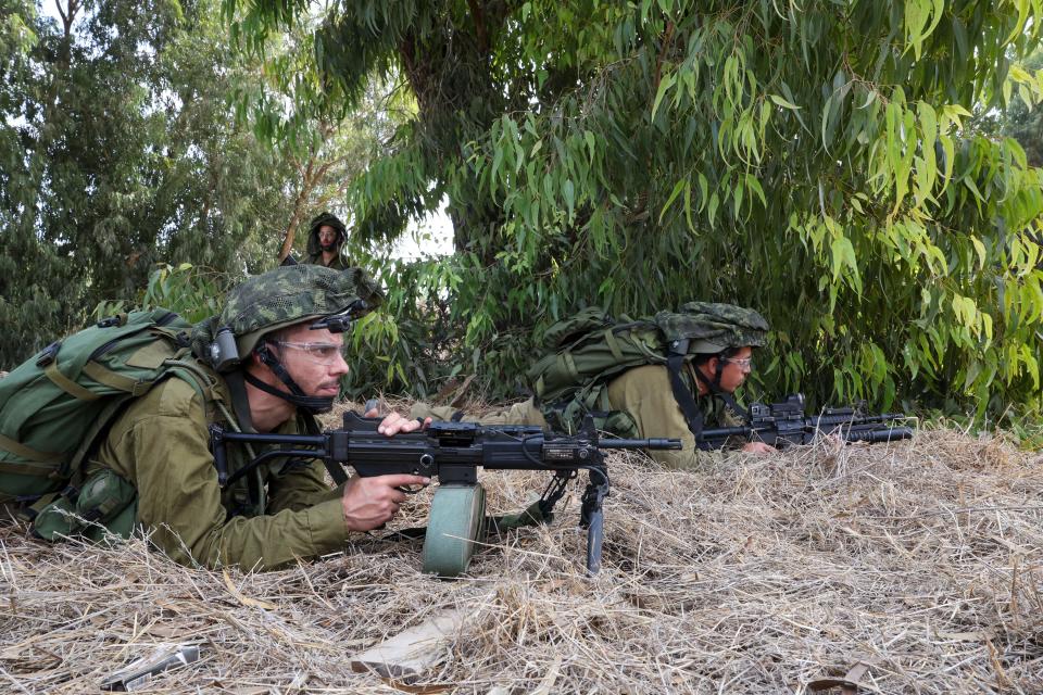 Soldados israelíes toman posiciones en Kfar Aza, al sur de Israel, en la frontera con la Franja de Gaza, el 10 de octubre de 2023. Israel atacó objetivos de Hamás en Gaza  y dijo que encontraron los cuerpos de 1.500 militantes islamistas en ciudades del sur recapturadas por el ejército. (Foto de JACK GUEZ/AFP vía Getty Images)