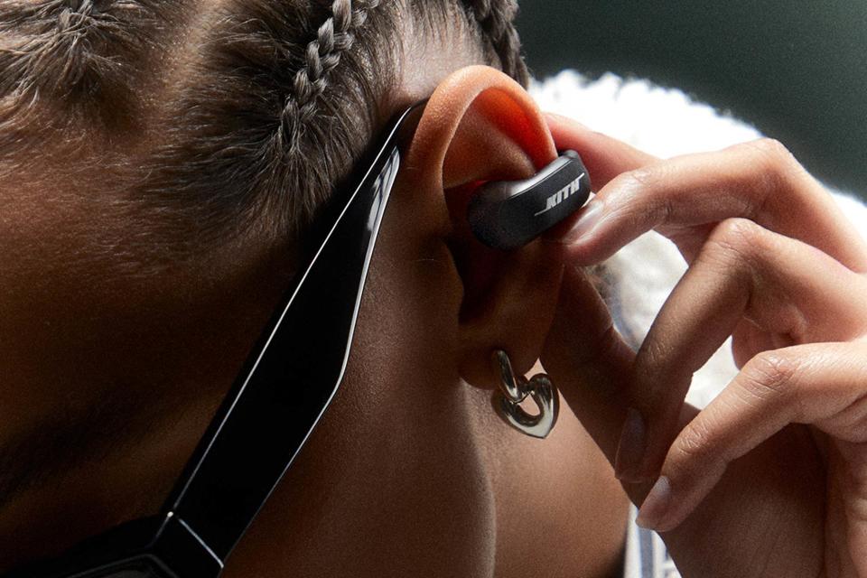 Bose Ultra Open 是一款夾在耳朵上的開放式耳機