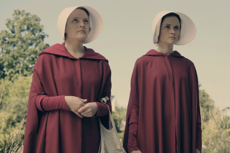 Elisabeth Moss es Defred y Alexis Bledel, Deglen, dos de las criadas, esclavas reproductoras en la República de Gilead que imaginó Atwood