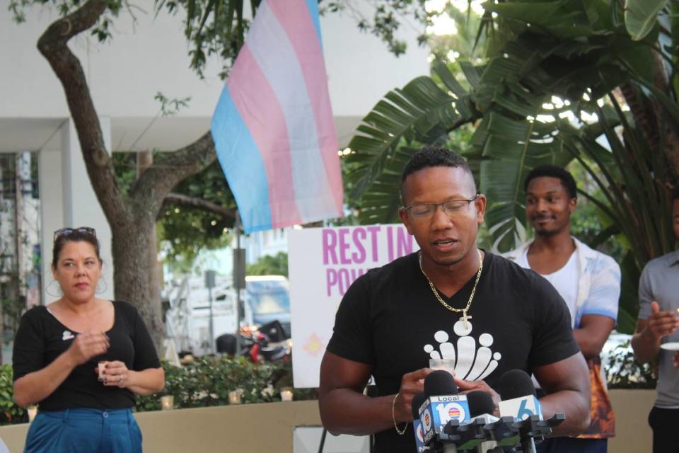 Edward Summers, director ejecutivo de Pridelines, un centro comunitario LGBTQ+, habla en una vigilia en homenaje a la mujer trans de Miami Beach asesinada, Andrea Doria Dos Passos.