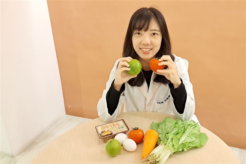 宋佩蓉營養師表示，食用多酚蔬菜水果有助於減少皮膚氧化損傷與發炎。（圖／臺北醫院提供）