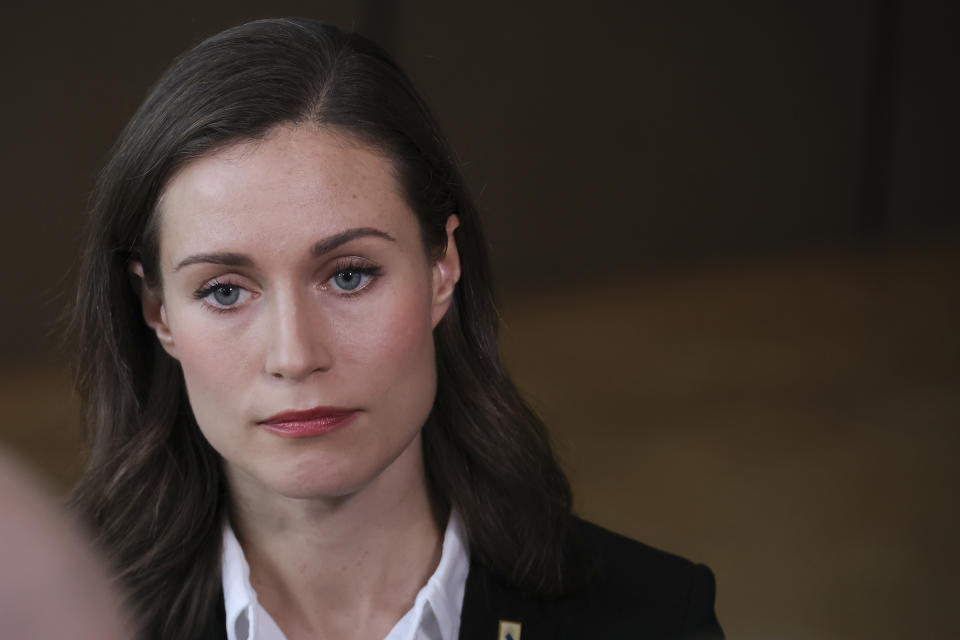 <p>Sanna Marin cobra 16.697 euros brutos mensuales como primera ministra de Finlandia, 6,4 veces el salario medio de su país. (Foto: Nicolas Economou / NurPhoto / Getty Images).</p> 