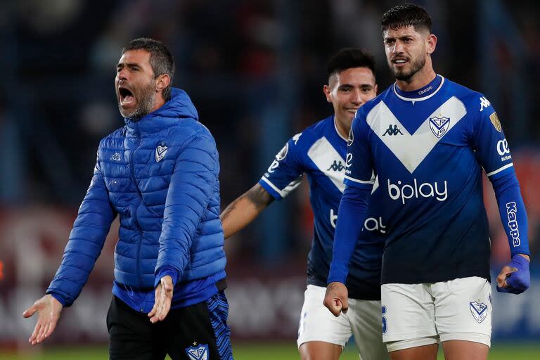 Julio Vaccari celebra una victoria como DT de Vélez, ante Nacional de Uruguay, por la Copa Libertadores 2022