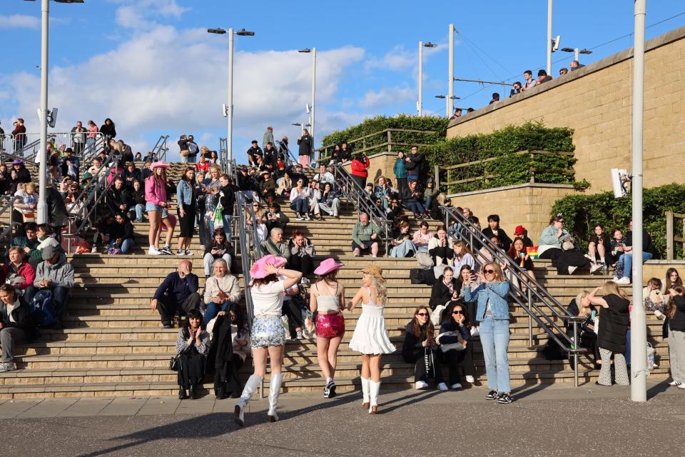 Hundreds of fans 'Taylorgated' and gathered outside Edinburgh's Murrayfield Stadium to listen to the concert.