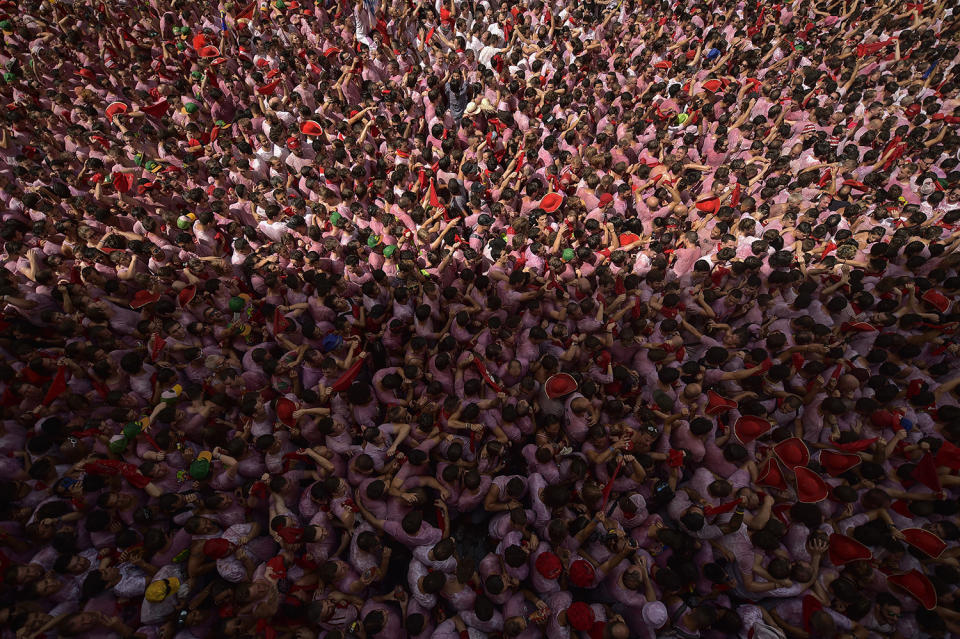 <p>Revelers pack the main square duringthe launch of the <em>chupinazo</em> rocket to celebrate the official opening of the 2017 San Fermín Fiesta. (Photo: Alvaro Barrientos/AP) </p>