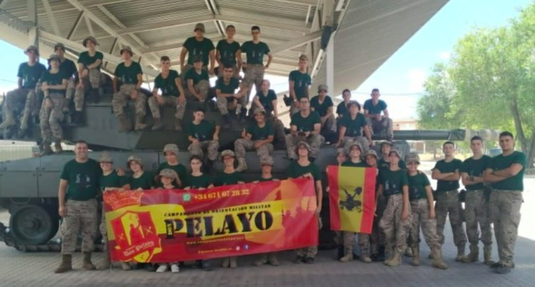 Imagen de niños sobre y alrededor de un tanque en el campamento de verano Don Pelayo, promoción 2019. (Fuente: Twitter/@EtxebarrietaME)