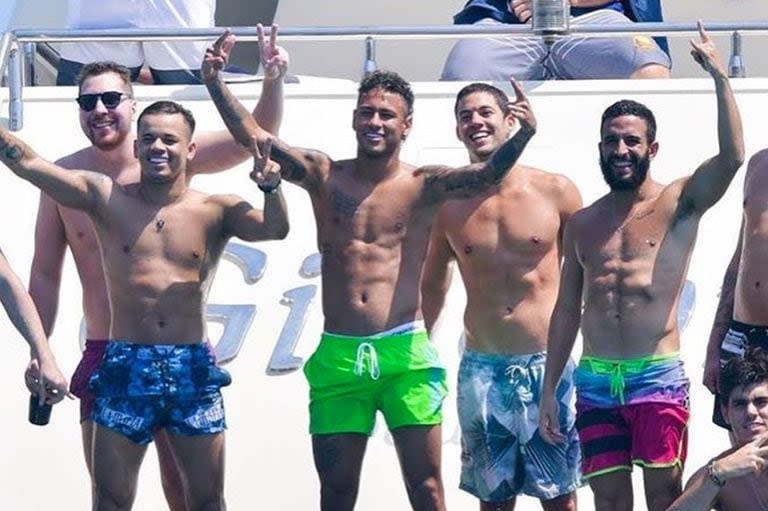 Otros tiempos: Neymar, de vacaciones, junto a sus Toiss 