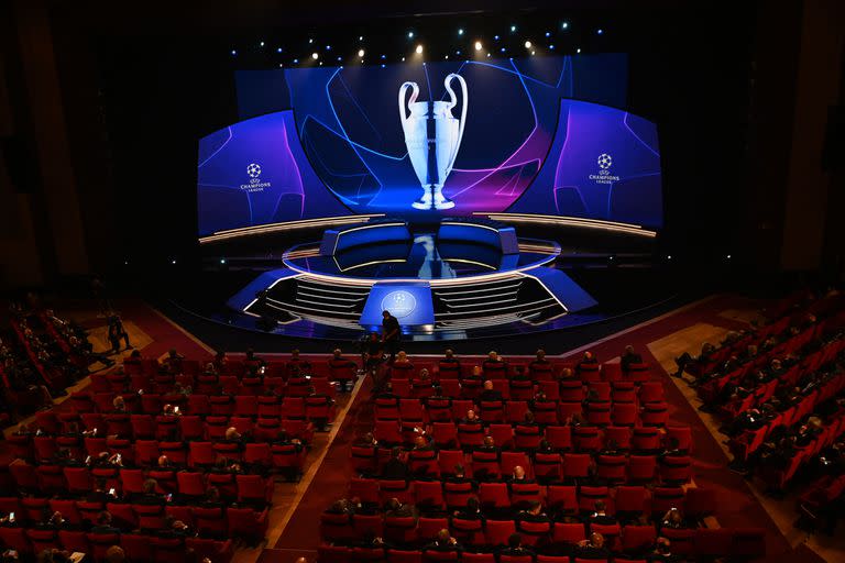 Esta imagen muestra el escenario durante el sorteo del torneo de fútbol de la UEFA Champions League en Estambul el 26 de agosto de 2021. (Foto de OZAN KOSE / AFP)