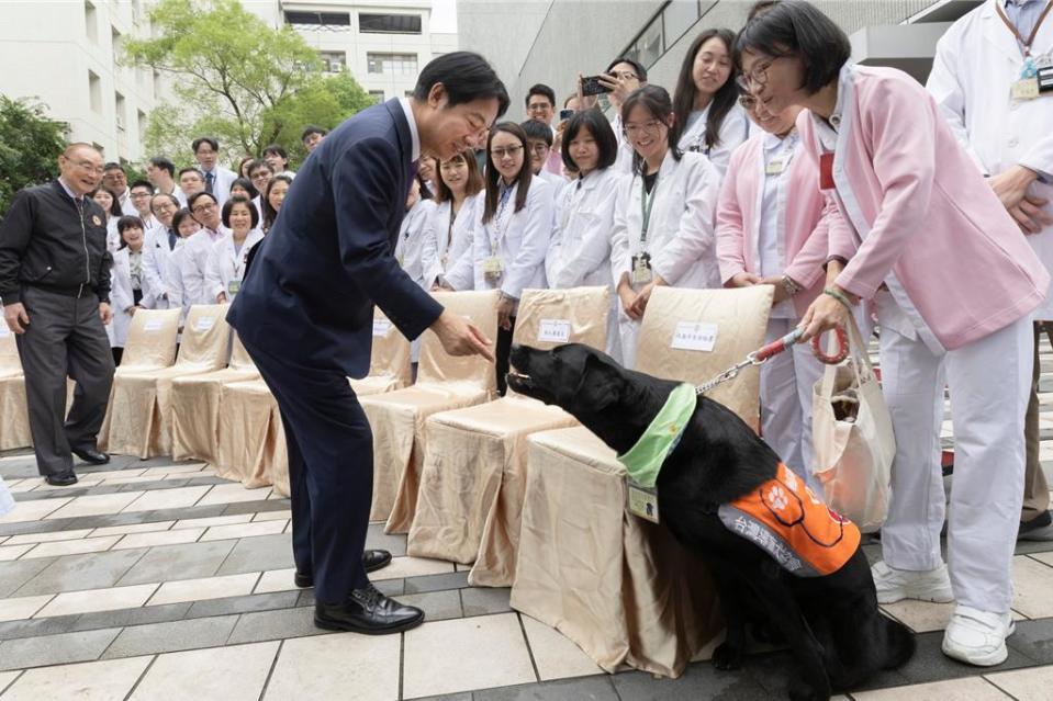  副總統賴清德參訪「臺北榮民總醫院重粒子癌症治療中心」(總統府提供)