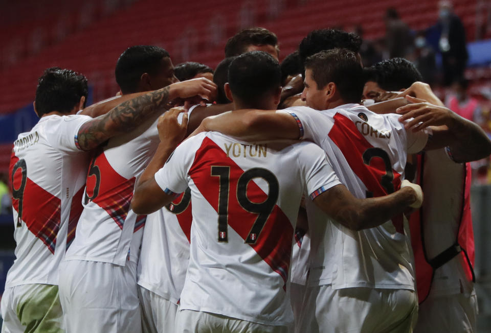 Los jugadores de Perú festejan el tanto de la victoria sobre Venezuela, anotado por André Carrillo, en un partido de la Copa América realizado el domingo 27 de junio de 2021 (AP Foto/Bruna Prado)