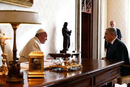 Pope Francis (L) meets former Colombia's President Alvaro Uribe (R) at the Vatican December 16, 2016. REUTERS/Vincenzo Pinto