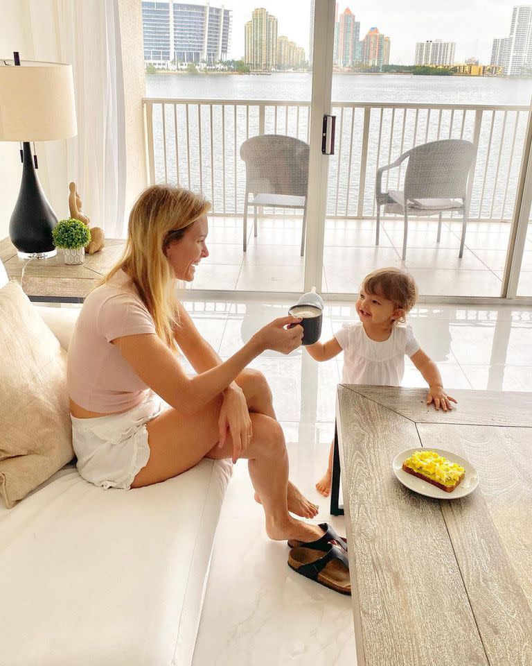 Sofía Zámolo en pleno desayuno con su hija California (Foto: Instagram @sofiazamolo)