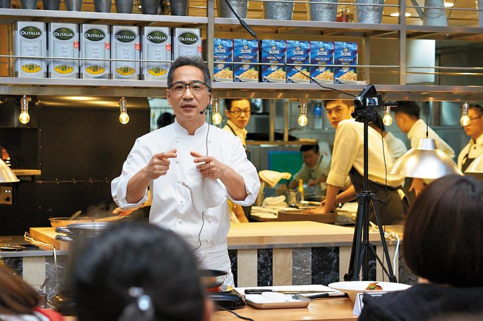 日本主廚鈴木彌平的旗下餐廳Piatto Suzuki，曾連續10年獲米其林1星認證，湯皓雄2年前特別請他擔任顧問。（薄多義提供）