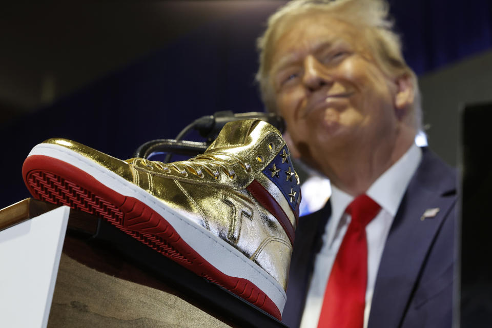 Trump y sus nuevas zapatillas (Foto: Chip Somodevilla/Getty Images)