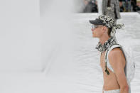 Un modelo luce una creación de la colección masculina primavera-verano 2023 de Givenchy durante su presentación en París, el miércoles 22 de junio de 2022. (Foto AP/Francois Mori)