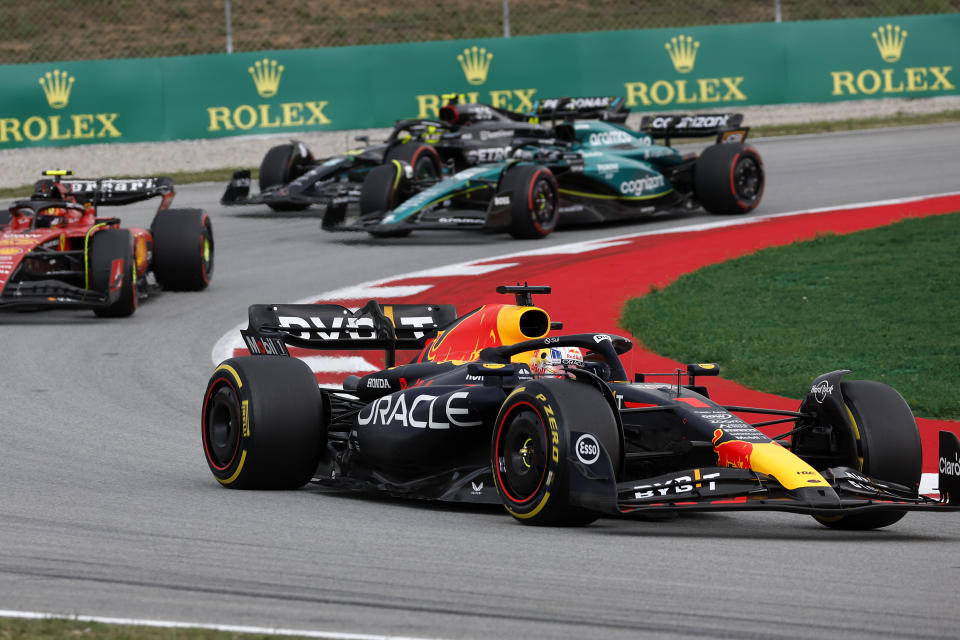 Max Verstappen al volante de su Red Bull durante el Gran Premio de España, el domingo 4 de junio de 2023, en el circuito Barcelona-Cataluña en Montmeló. (AP Foto/Joan Monfort)