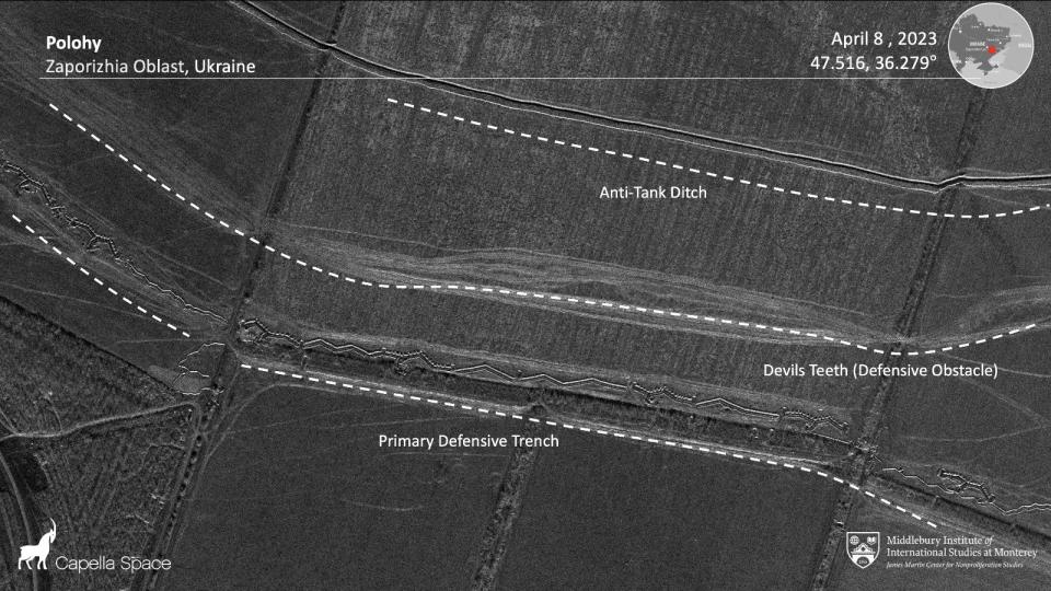 2023年4月8日衛星照，可見俄佔烏克蘭札波羅熱州波洛吉附近的防禦工事，最外圍（最上方虛線）是反坦克壕溝，中間放龍牙，內線是Z型戰壕。路透社／Capella Space