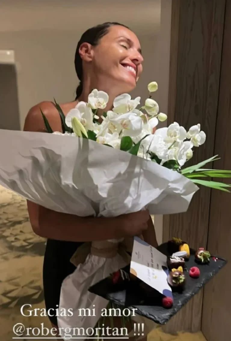 Roberto García Moritán sorprendió a Pampita con un ramo de flores que le hizo llegar a Ibiza. Foto/Instagram: @pampitaoficial