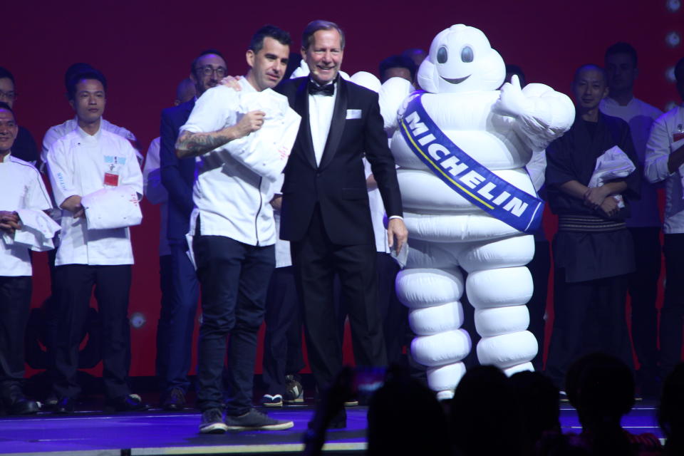 Winners being announced at Michelin Guide Singapore 2018’s unveiling. (PHOTO: Abdul Rahman Azhari/Yahoo Lifestyle Singapore)
