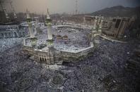 Muslim pilgrims pray at the Grand mosque in the holy city of Mecca, ahead of the annual haj pilgrimage October 10, 2013. REUTERS/Ibraheem Abu Mustafa (SAUDI ARABIA - Tags: RELIGION)