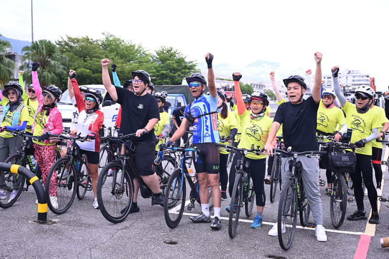 花蓮鐵馬輕旅行「奇萊玩一夏」進入倒數 花蓮市公所主辦的自行車輕旅行「奇萊玩一夏」活動 進入倒數，市長魏嘉彥（前右4）、代表會主席李振 瑋（前右1）18日也踏上鐵馬，與民眾一同揮灑汗 水。 （花蓮市公所提供） 中央社記者李先鳳傳真  113年8月18日 