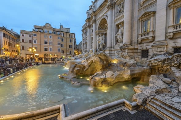 Tourists call police after being charged £33 for ice cream at Trevi Fountain cafe in Rome