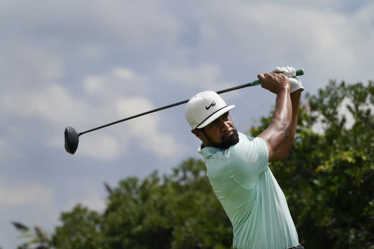 La salida de Tony Finau en el tercer hoyo de la ronda final 