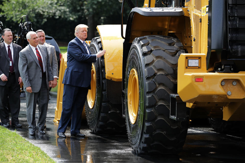 Trump admires&nbsp;a wheel loader made by Caterpillar.