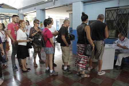 Voters wait in line to cast their vote at a polling station during Costa Rica's presidential election run-off in San Jose April 6, 2014. REUTERS/Juan Carlos Ulate