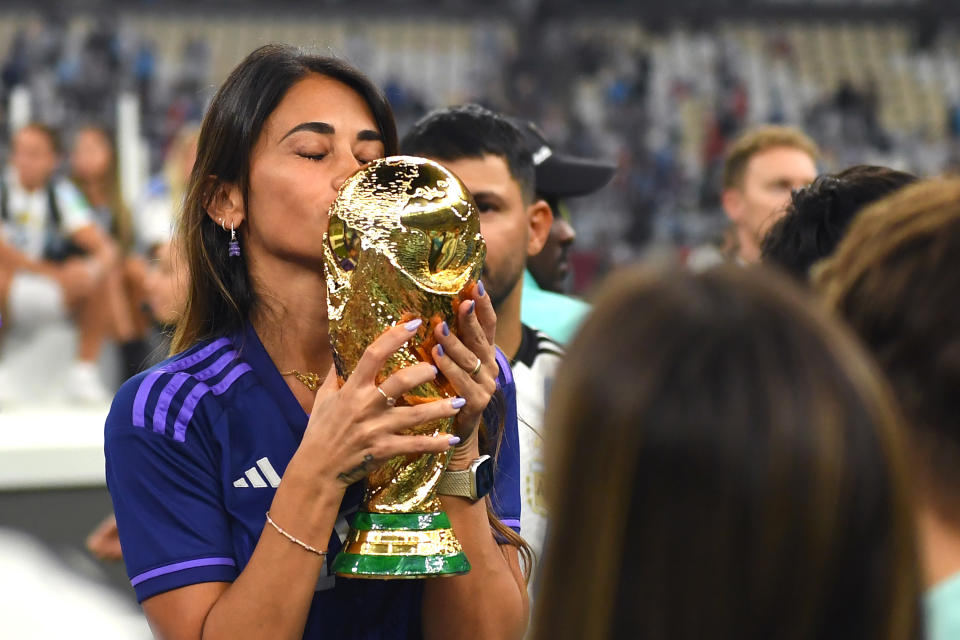 Antonela Roccuzzo cargó y besó la Copa del Mundo (Foto de: David Ramos - FIFA/FIFA via Getty Images)