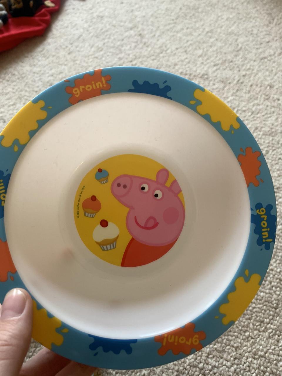 A mum has shared her horror after unwittingly buying a rude Peppa Pig plate. Photo: Twitter/maggyvaneijk.