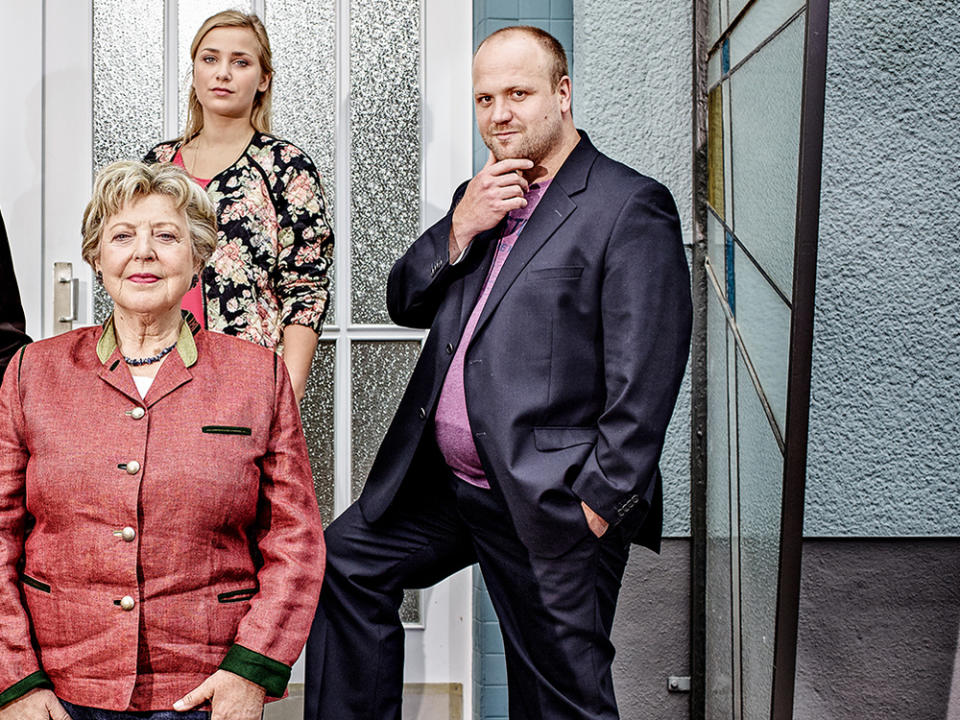 Urgesteine der "Lindenstraße": Helga Beimer (Marie-Luise Marjan), Lea Starck (Anna Sophia Claus) und Klaus Beimer (Moritz A. Sachs). (Bild: WDR/Thomas Rabsch)