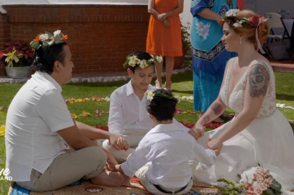 In einer berührenden Hochzeitszeremonie versichern sich Lena (rechts), Erik (links) und dessen Söhne ihrer Liebe. (Bild: RTL)