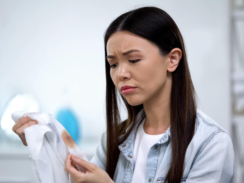 Um Ölflecken zu entfernen, ist kein überteuertes Reinigungsmittel notwendig. (Bild: Motortion Films / Shutterstock.com)