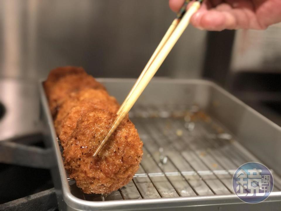 起鍋的金葉名氣餅外皮金黃鬆脆。