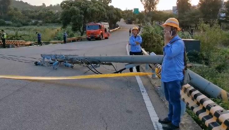 小金門一輛戰車在檢測完畢返回營隊途中意外翻覆，一根電線桿也倒了。（圖／民視新聞翻攝）