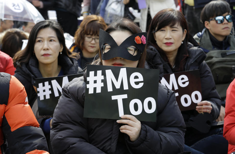 <p>Frauen und Männer in der südkoreanischen Hauptstadt Seoul unterstützen zum Weltfrauentag die „#MeToo“-Bewegung mit einer Protestaktion. (Bild: AP Photo/Ahn Young-joon) </p>