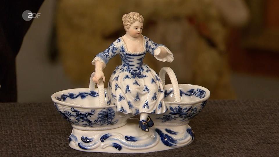 Kurz vor dem Besuch bei "Bares für Rares" brach der Porzellanfigur von Meissen aus der Zeit zwischen 1860 und 1924 eine Hand ab. Trotzdem kam ein Schätzwert von 100 bis 150 Euro zusammen. (Bild: ZDF)