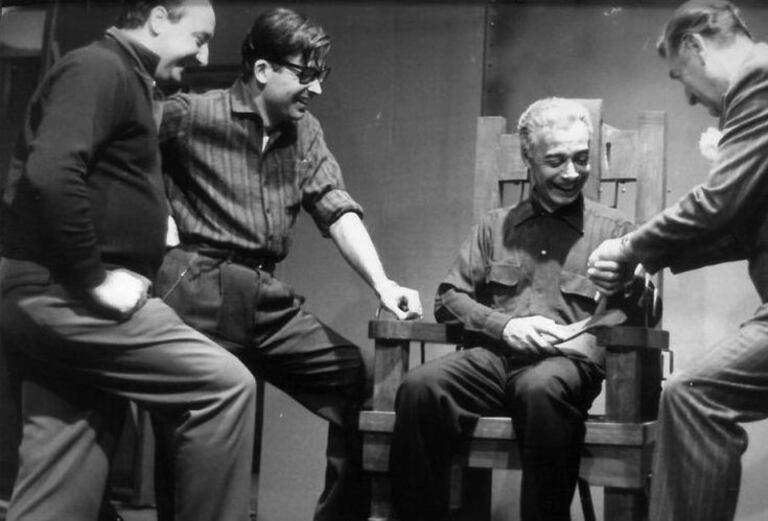 Borda, el primero a la izquierda, junto a Chicho Ibañez Serrador y Narciso Ibañez Menta, en una pausa de la grabación del programa Mañana puede ser verdad, en Canal 7, en 1962