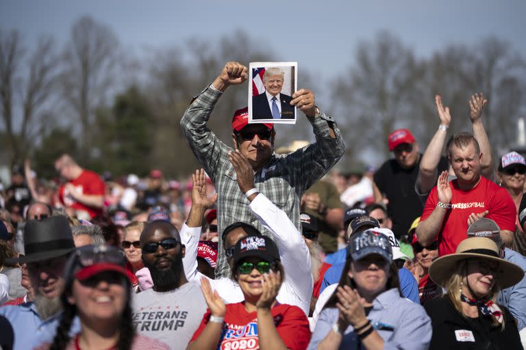  Los partidarios republicanos asisten a un mitin organizado por el ex presidente Donald Trump en el recinto ferial del condado de Delaware el 23 de abril de 2022 en Delaware, Ohio.