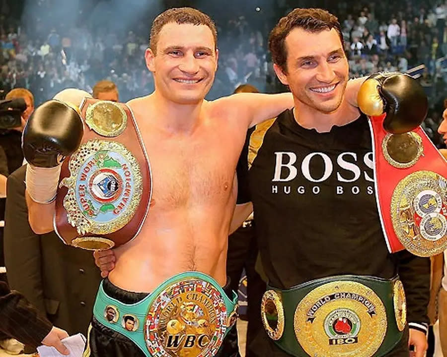 Nach dem Kampf präsentieren Vitali (l.) und Wladimir Klitschko ihre prunkvolle Titelsammlung