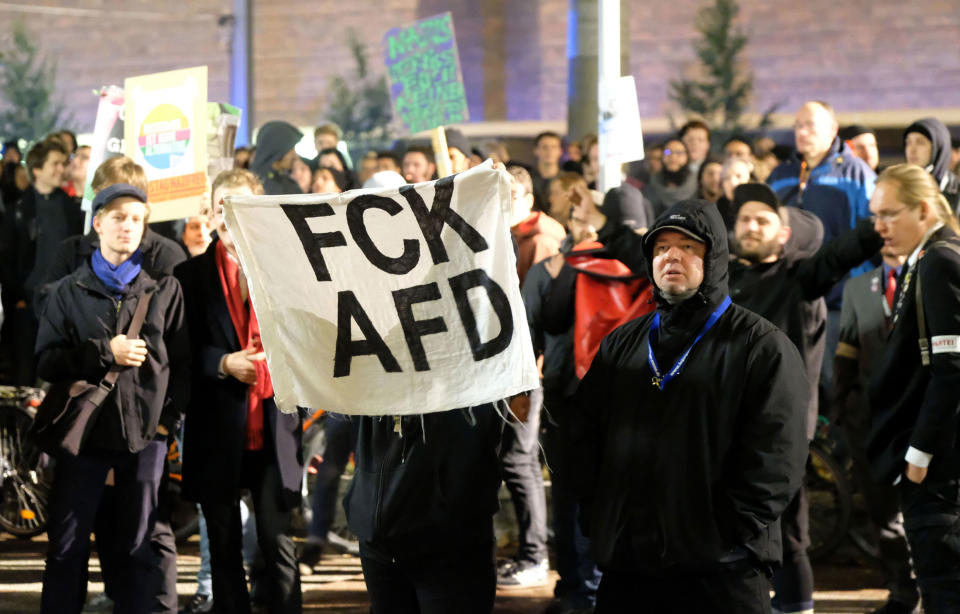 Der Einzug der AfD in den Deutschen Bundestag war kurz nach Bekanntwerden der Ergebnisse Anlass für zahlreiche spontane Demonstrationen. (Bild: Sebastian Willnow/dpa-Zentralbild/dpa)