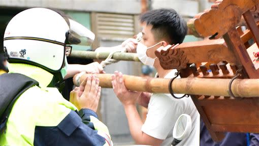 苗栗,白沙媽祖,白沙屯,鑾轎,員警