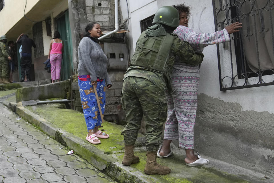 Soldados registran a una mujer mientras patrullan por el sur de Quito, Ecuador, el viernes 12 de enero de 2024, como secuela a la fuga de dos cabecillas de bandas criminales de prisión. El presidente Daniel Noboa decretó el lunes el estado de emergencia nacional debido a una ola de criminalidad, una medida que permite a las autoridades suspender los derechos de las personas y movilizar a los militares. El gobierno también impuso un toque de queda. (Foto AP/Dolores Ochoa)